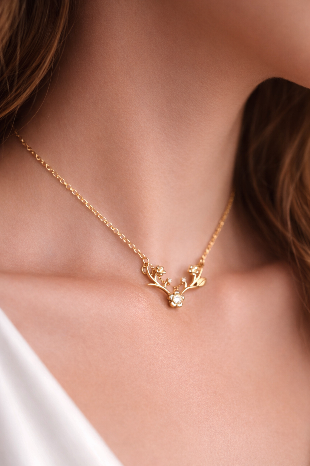 Golden Bloom Floral Necklace with Crystal Accents – Elegant Nature-Inspired Design